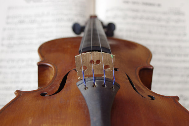 古董弦小提琴上白纸音乐近图片下载