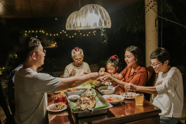 泰国家庭聚餐的幸福时刻图片下载