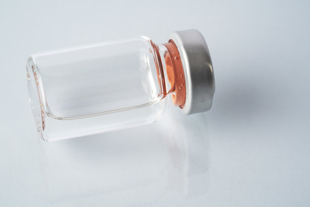 Covid-19冠状病毒疫苗从玻璃瓶库存照片图片下载