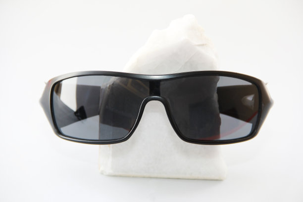 塑料框镜片的太阳镜图片下载