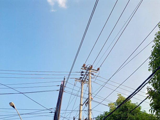 电线杆有很多杂乱的电线照片图片下载