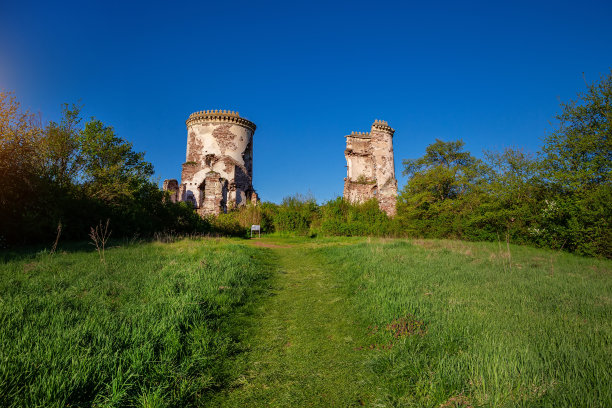 努尔基夫村的切尔沃诺赫拉德城堡遗址。乌克兰图片下载