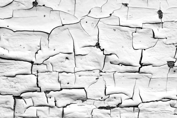 木纹木头表面上开裂的油漆的纹理黑白照片，柔焦图片下载