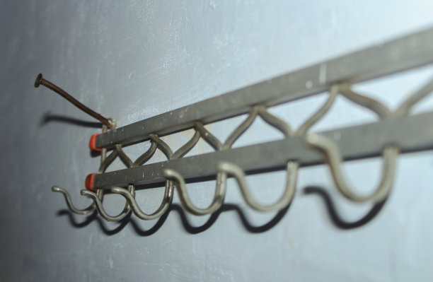 有钉子的衣架图片下载