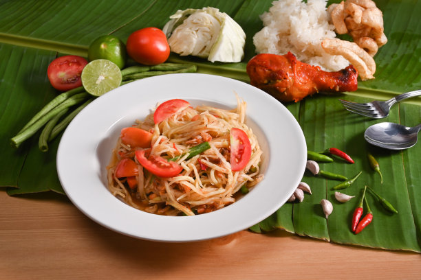 青瓜沙拉或Som Tum烤鸡和糯米在木桌上。图片下载