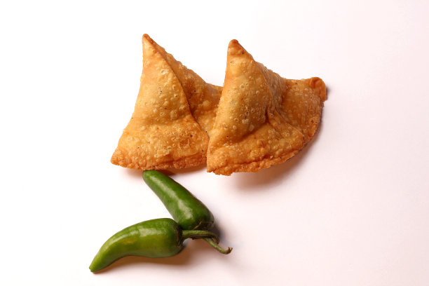 孤立的马铃薯萨莫萨零食在白色的背景。印度斋月食品，巴基斯坦开斋餐。图片下载