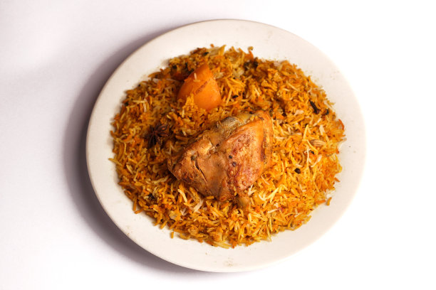 孤立的香辣鸡饭在白色的盘子上，白色的背景，美味的印度，孟加拉国和巴基斯坦的传统食物。图片下载