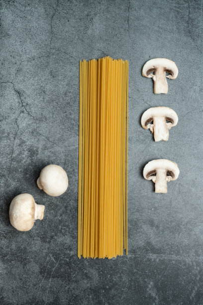 灰色背景上美味可口的意大利面图片下载