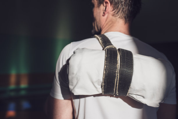 武术的生活方式。一名男子在武术训练后背着和服。文本。图片下载