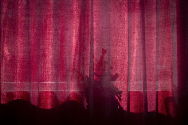 穿过窗帘的光线图片下载