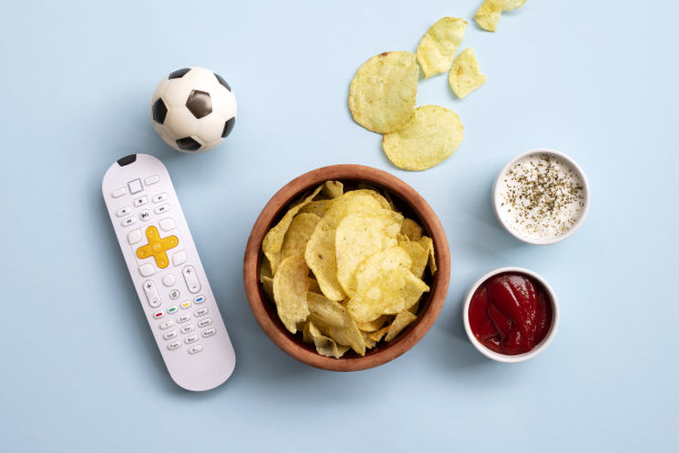 零食看电视的蓝色背景俯视图模型。电视观看和体育比赛的概念。图片下载