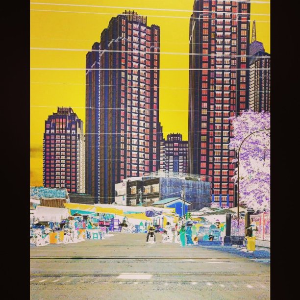 公寓附近的传统市场和车站图片下载