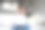 女儿在客厅打扰紧张的父亲。隔离期间在家工作图片下载