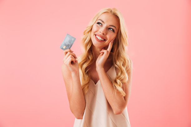 一个穿着衣服拿着信用卡的金发女人图片下载