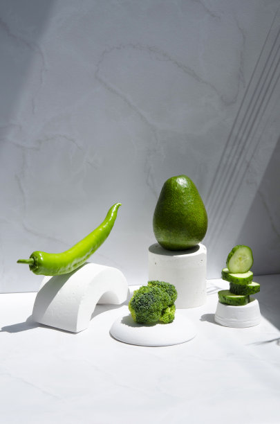 均衡营养的概念。黄瓜，辣椒，鳄梨，香草和花椰菜。图片下载