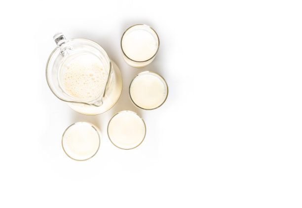 一杯牛奶和一瓶牛奶图片下载