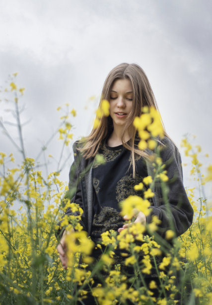 黄色油菜地上的小女孩图片下载