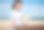 年轻美丽的西班牙女艺术家在露天沙滩上作画图片下载