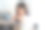 微笑的女办公室职员拿着咖啡杯坐在她的工作场所。图片下载