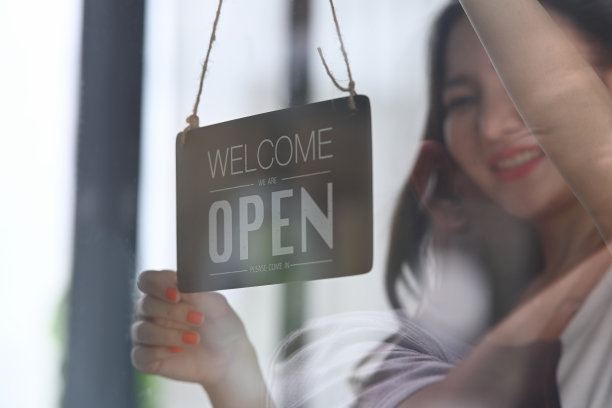 小企业主打开标志，并准备服务。图片下载