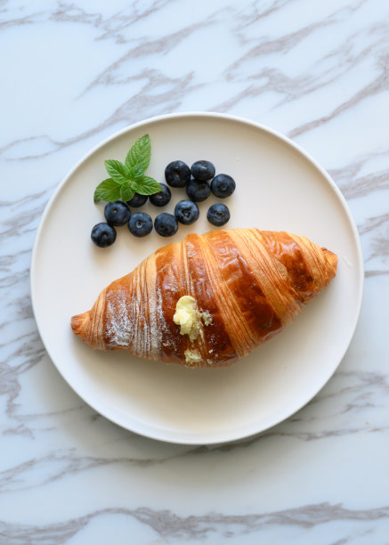 面包和蓝莓在盘子里图片下载