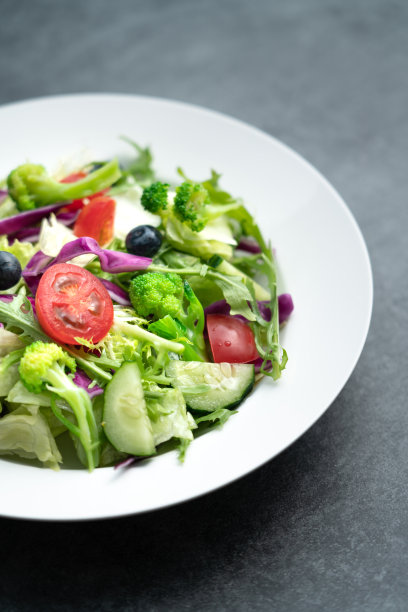 美味健康的绿色蔬菜沙拉特写图片下载