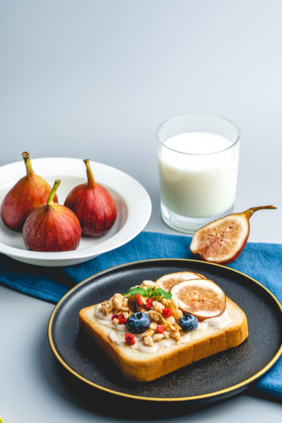 西式健康早餐，配无花果和蛋糕燕麦片。切，彩色的，五颜六色的，红的，黄的，图片下载