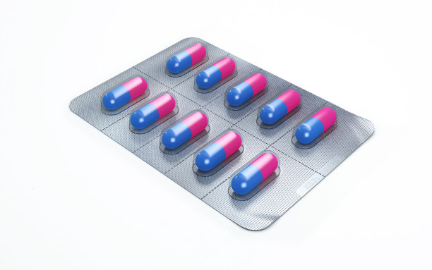 白色背景上的一包药片。三维渲染图片下载