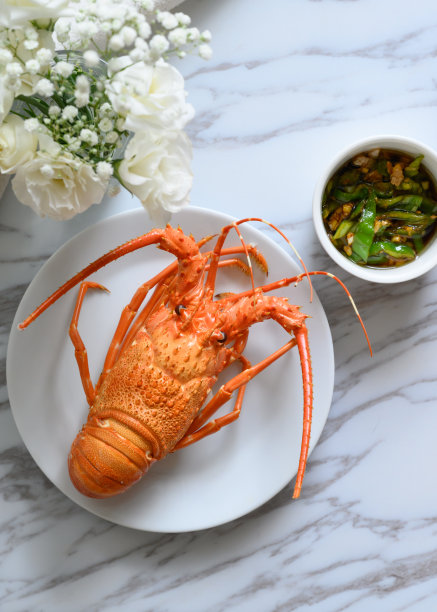 煮熟的龙虾在盘子里图片下载