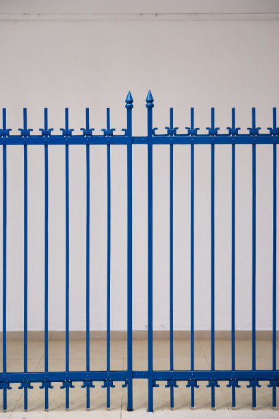 白色墙壁附近的蓝色金属门关闭图片下载