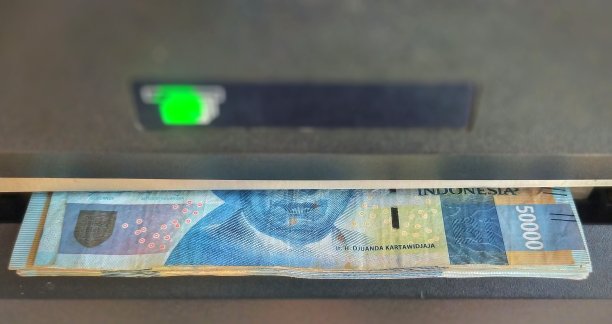 自动提款机里出了五万卢比图片下载