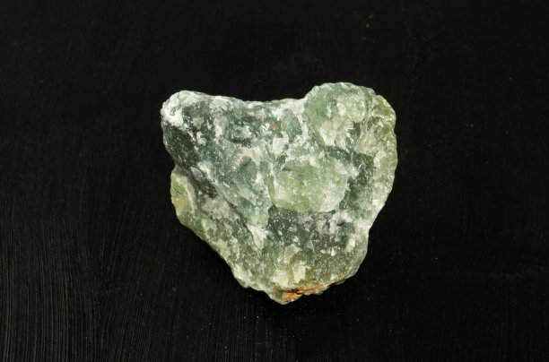 产于南非共和国RSA的绿色天然石材，黑色背景。矿物学，地质学，石头的魔力，半宝石和矿物样品。特写宏观照片。图片下载