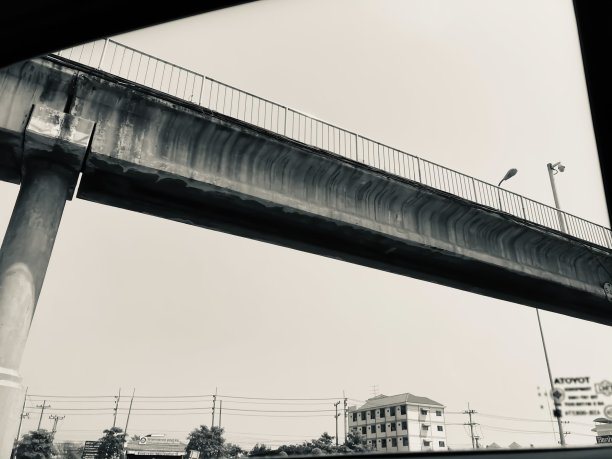 一座黑白相间的公路桥图片下载