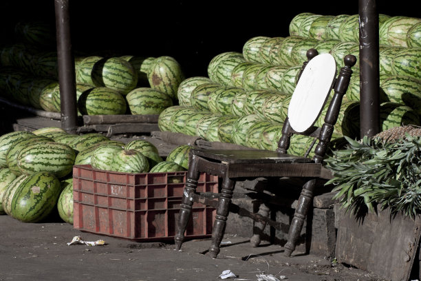 水果市场上的一串西瓜水果。图片下载