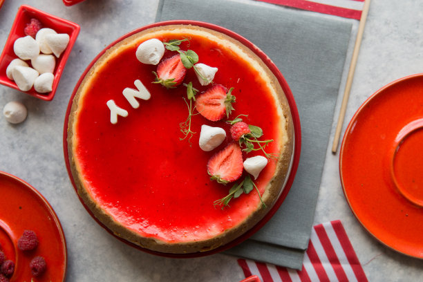 纽约芝士蛋糕或经典芝士蛋糕与新鲜草莓的石头背景图片下载