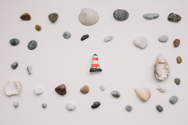 图案与海贝壳和海卵石在白色的背景。最小的夏天的概念。创造性的度假的主意。平躺图片下载