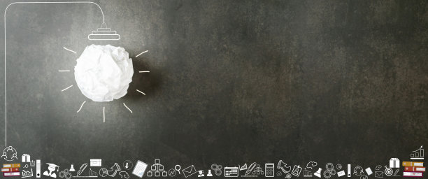 揉成一团的白纸，像个灯泡。观念智慧，教育创新。图片下载