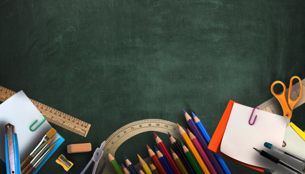 平躺回到学校的概念。各种学习用品摆放在绿木背景上。复制空间，网站背景，横幅，海报-3d渲染图片下载