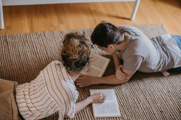 年轻夫妇一起读书图片下载