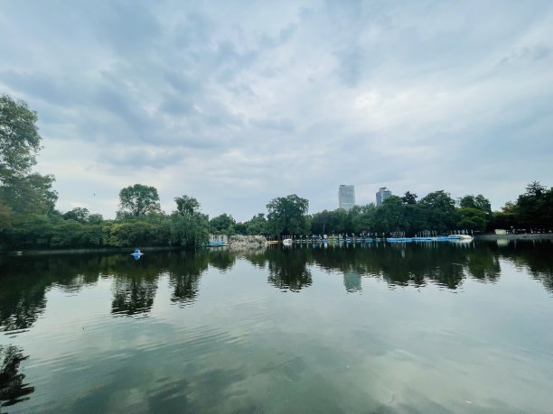 在城市中心的湖图片下载