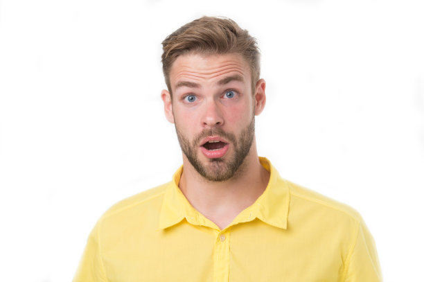 有胡子的男人或没有刮胡子的男人看起来很英俊和整洁。长胡子有魅力的男人很在意自己的外表。皮肤护理的概念。脸上长着鬃毛的男人，孤立的白色背景图片下载