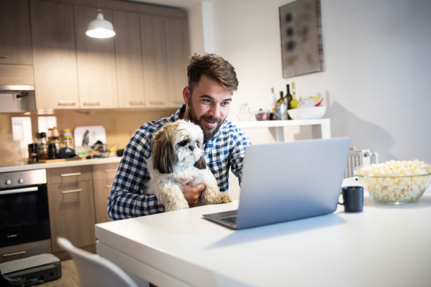 在冠状病毒危机期间在家工作库存照片图片下载
