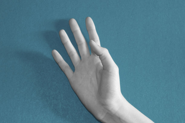 黑色和白色的手在蓝色的背景上图片下载