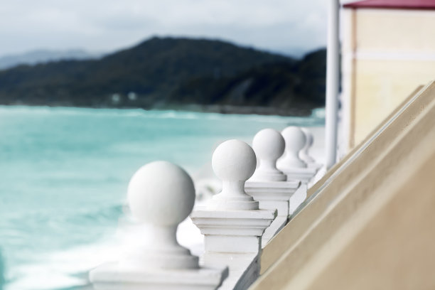 在阳光明媚的夏日，从古罗马建筑风格的阳台眺望海景。海景。有白色弯曲栏杆的栏杆，索契。旅游目的地。旅游度假。图片下载