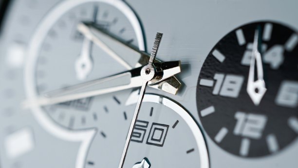 放大到简单的手表表盘特写。业务计时器。广角微距镜头查看时间倒计时分钟。运行时间的概念。图片下载