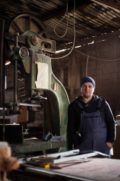 年轻的木匠在他的工作车间里图片下载