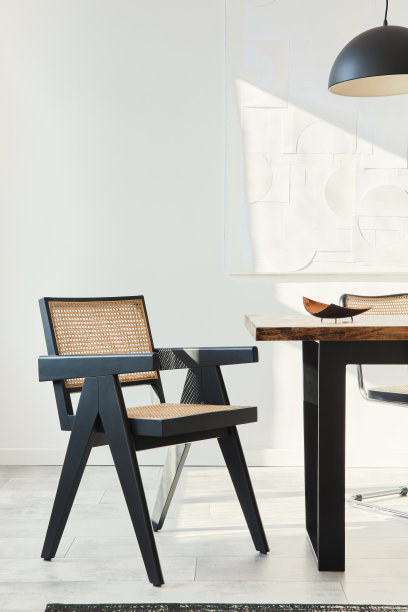 餐厅内部采用木桌的极简构图。模板。图片下载