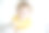 清晨，高高兴兴的小男孩躺在白色的床上。一个英俊男孩的肖像醒了。图片下载