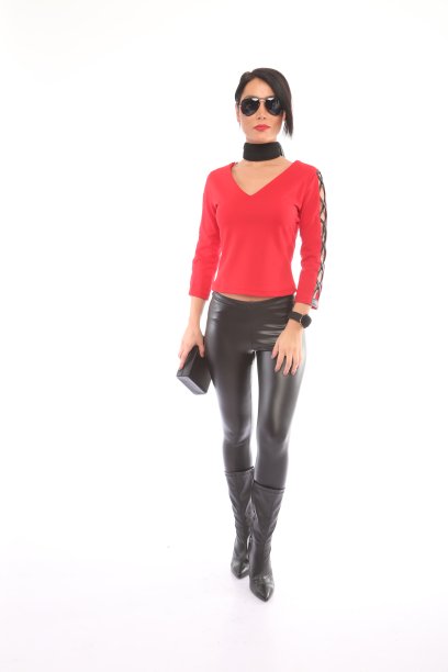 年轻美丽的女子身穿晚礼服，头戴白色背景的帽子。图片下载