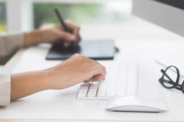 设计师的手持笔和工作与图形平板电脑。图片下载